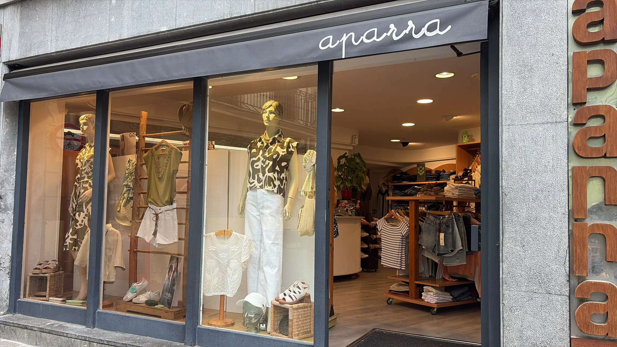 Aparra Jantzi Denda. Mutrikuko moda dendaren fatxada 