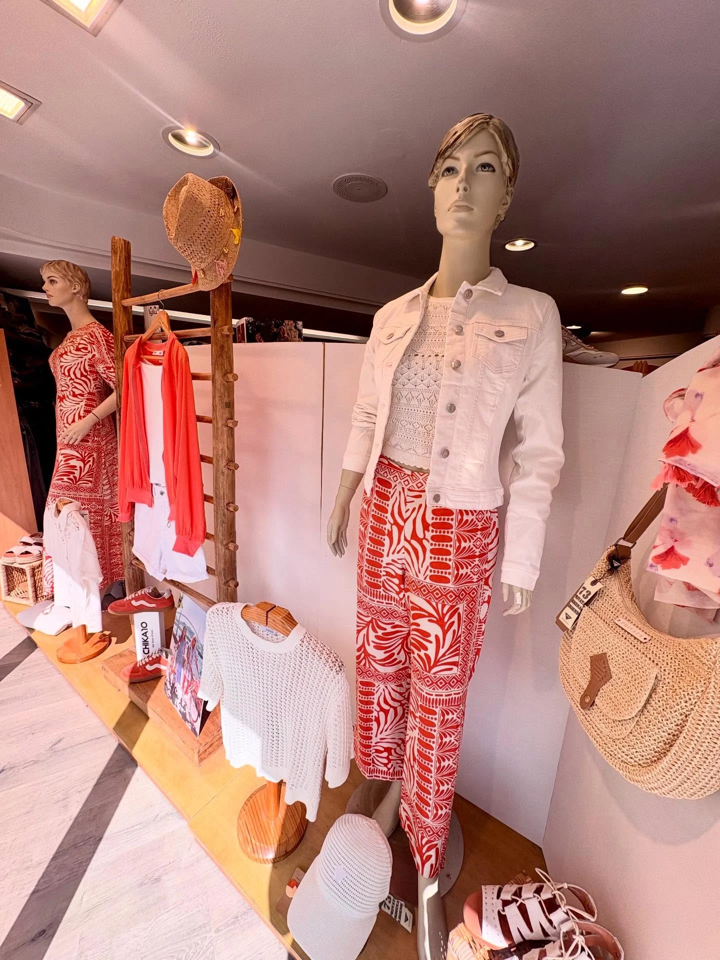 Escaparate tienda moda verano