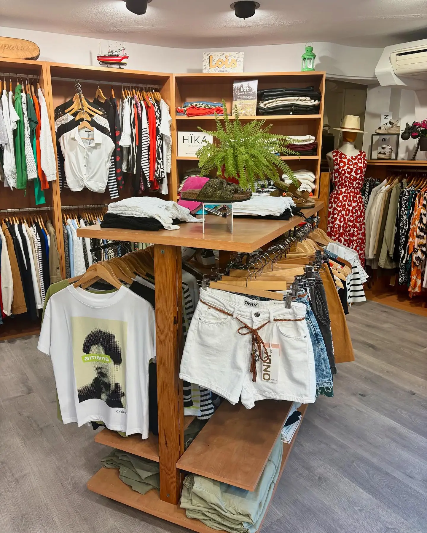Mutrikuko moda-establezimenduen barrualdea Mutrikuko moda-establezimenduen barrualdea