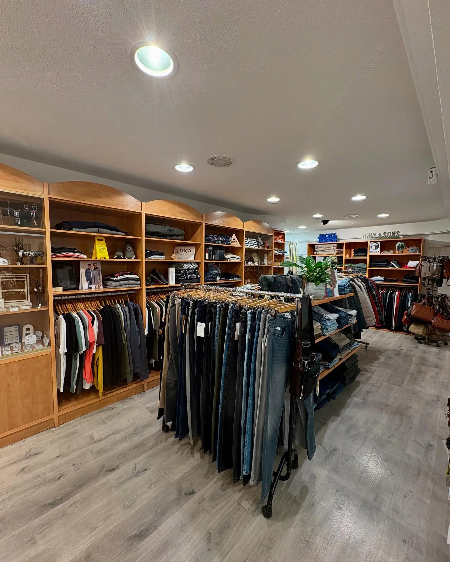 Emakume eta gizonen moda Aparra Mutriku Emakume eta gizonen moda Aparra Mutriku